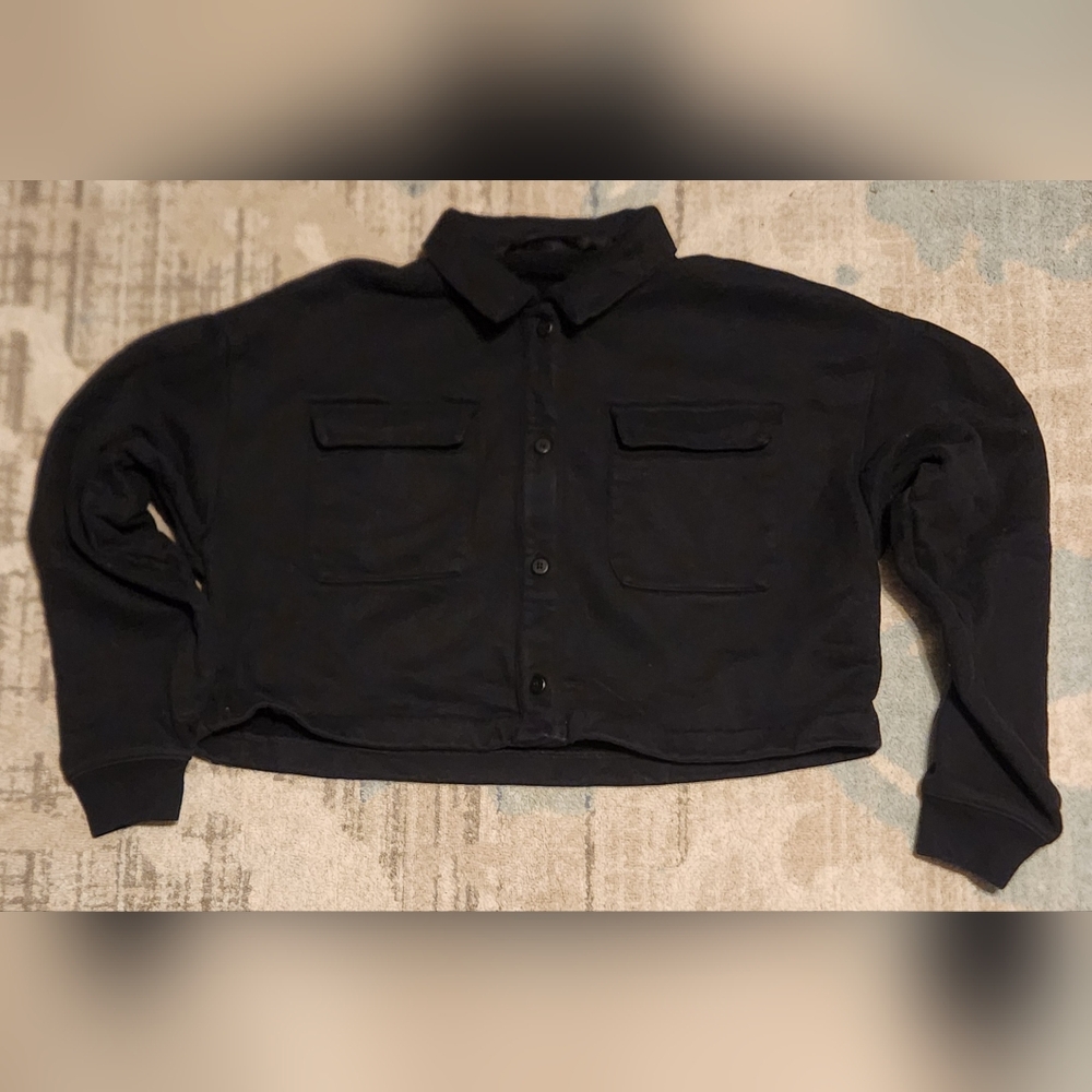 Alo Yogo Renown Cropped Button up. Black. Size Small